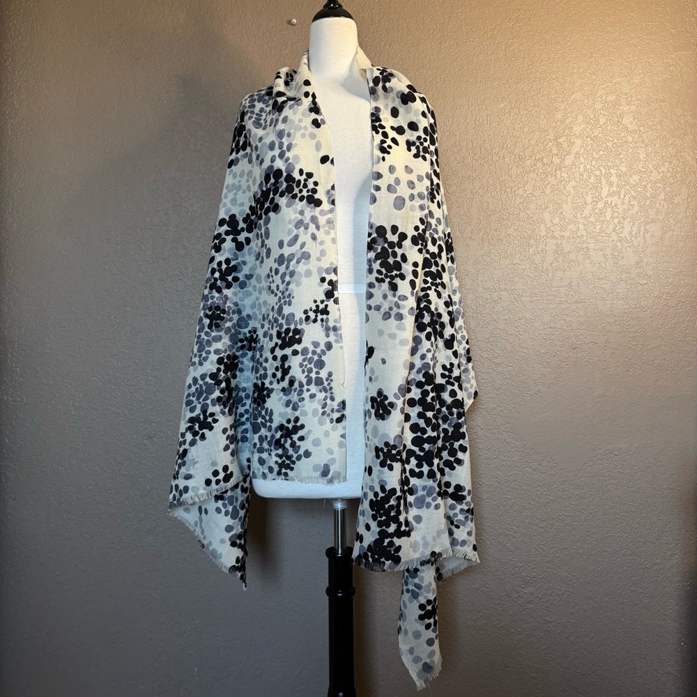 Elegant Torino Wool Black and White Scarf/Wrap